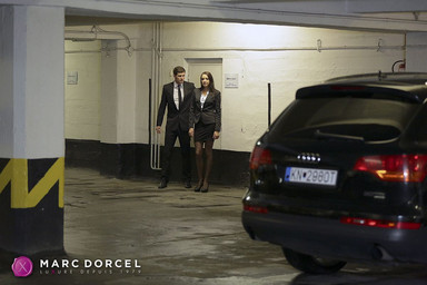 Cara, Secrétaire soumise