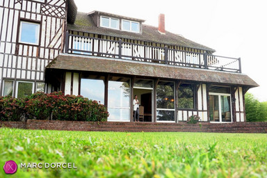 Cléa, die unterwürfige