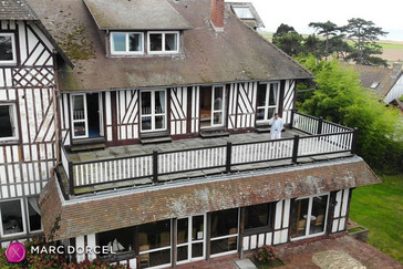 Cléa, die unterwürfige