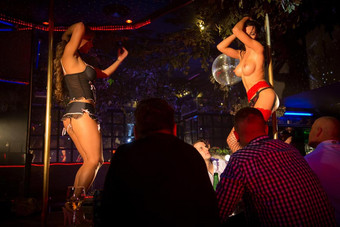 Ballerine le jour, Escorte la nuit