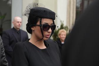 Anissa Kate, la Veuve / La femme à la voilette noire